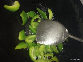鱿鱼炒青椒的做法步骤：7