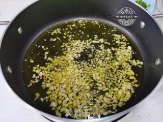 西班牙蒜香橄榄油浸虾的做法步骤：13