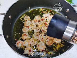 西班牙蒜香橄榄油浸虾的做法步骤：16
