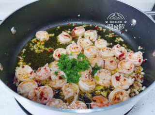 西班牙蒜香橄榄油浸虾的做法步骤：17
