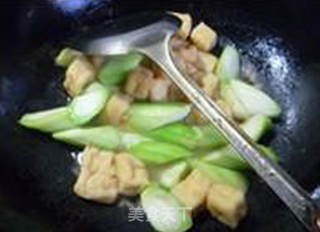 小油豆腐炒丝瓜的做法步骤：7