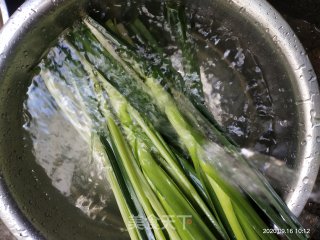 蒜苗豆腐饼炒五花肉的做法步骤：2