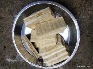 蒜苗豆腐饼炒五花肉的做法步骤：3
