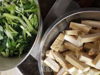 蒜苗豆腐饼炒五花肉的做法步骤：4