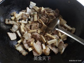 蒜苗豆腐饼炒五花肉的做法步骤：7