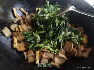 蒜苗豆腐饼炒五花肉的做法步骤：8
