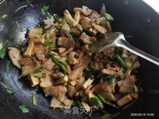蒜苗豆腐饼炒五花肉的做法步骤：9