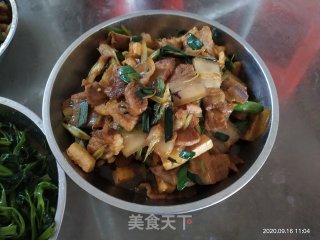蒜苗豆腐饼炒五花肉的做法步骤：10