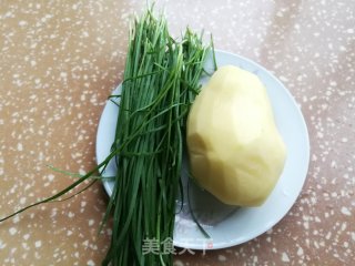 韭菜炒土豆的做法步骤：1