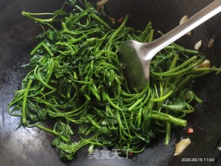蒜蓉炒空心菜的做法步骤：3