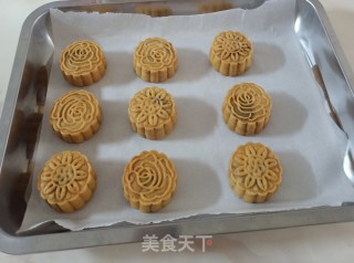 红豆沙肉松馅月饼的做法步骤：10
