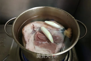 白切肘子的做法步骤：3