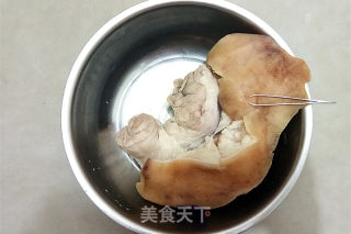 白切肘子的做法步骤：4