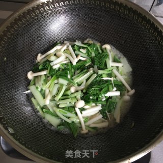 白玉菇炒青菜的做法步骤：5