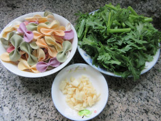 茼蒿炒蝴蝶面的做法步骤：1