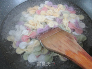 茼蒿炒蝴蝶面的做法步骤：2