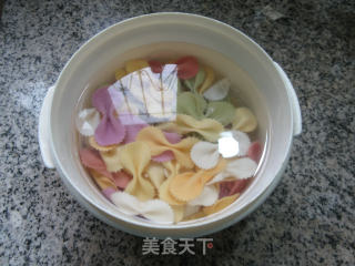 茼蒿炒蝴蝶面的做法步骤：3