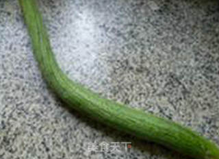 鸡棕菌炒丝瓜的做法步骤：1