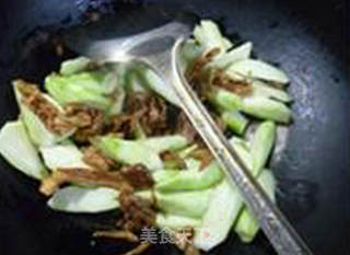 鸡棕菌炒丝瓜的做法步骤：4