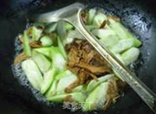 鸡棕菌炒丝瓜的做法步骤：5