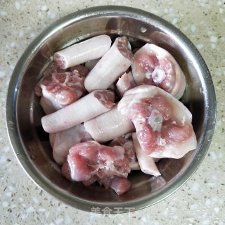 黄豆焖猪尾的做法步骤：1