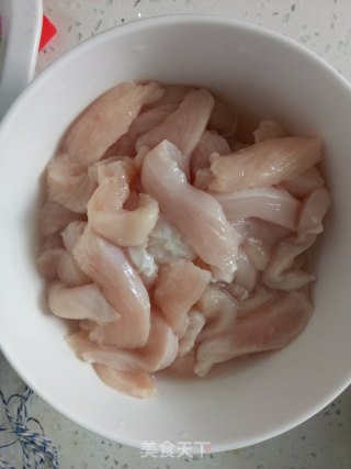 香酥炸鸡胸肉的做法步骤：1