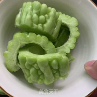 蜂蜜苦瓜汁的做法步骤：1