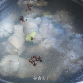 香辣翅根炖土豆的做法步骤：2