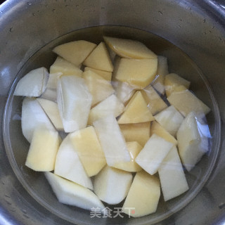 香辣翅根炖土豆的做法步骤：4
