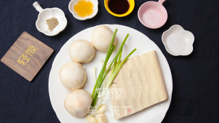 口蘑豆腐汤丨汤鲜味美，腐嫩蘑香的做法步骤：1