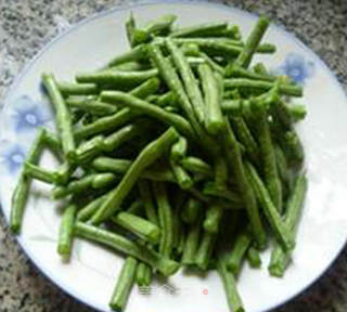 剁椒豇豆炒千张的做法步骤：2