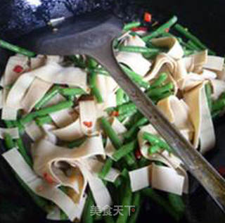 剁椒豇豆炒千张的做法步骤：7