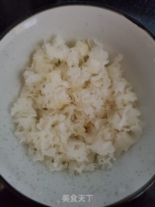 野生银耳莲子羹的做法步骤：2