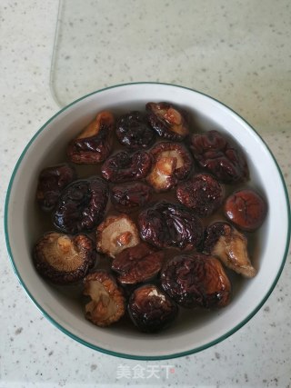 香菇烧油菜的做法步骤：2