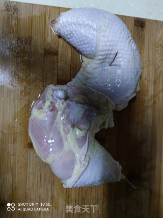 电饭煲版烤鸡腿的做法步骤：1