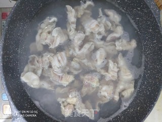 葱爆羊肉的做法步骤：1
