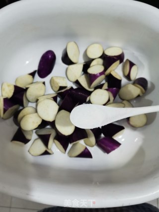 洋葱炒茄子的做法步骤：1