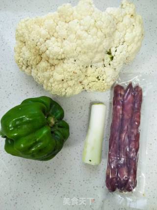 腊肠青椒炒菜花的做法步骤：1