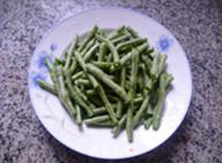 酸菜炒豇豆的做法步骤：1