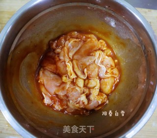 酱香烤鸡腿肉????（烤箱版）烤鸡肉的做法步骤：4