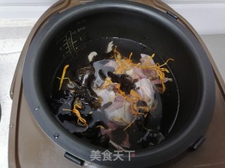 虫草花炖鸽子汤的做法步骤：3