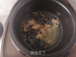 虫草花炖鸽子汤的做法步骤：4