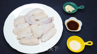 蒜香鸡翅丨肉嫩多汁一盘上桌就抢完！！的做法步骤：1
