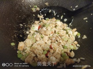 虾仁芹菜炒饭的做法步骤：4