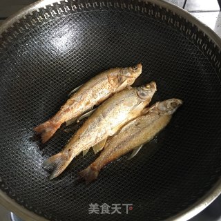 酱烧白条鱼的做法步骤：1