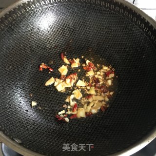 酱烧白条鱼的做法步骤：2