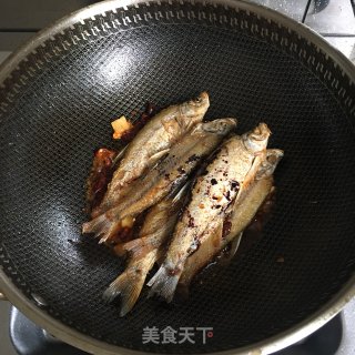 酱烧白条鱼的做法步骤：4