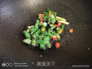 辣椒炒鲍鱼的做法步骤：2