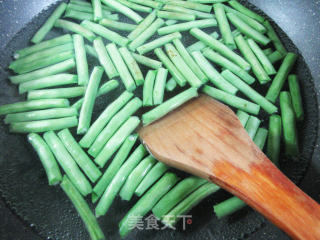 蛋白肉炒四季豆的做法步骤：3