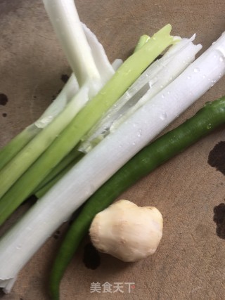 大葱炒加拿大海参的做法步骤：3